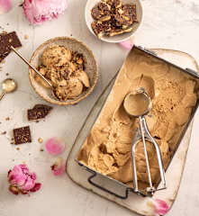 Deser lodowy z kawałkami ciastek