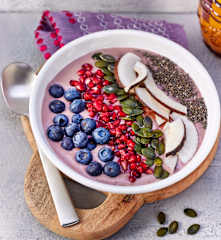 Granatapfel-Smoothie Bowl mit Chiasamen