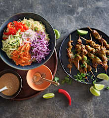 Wołowy satay z kolorowym makaronem (TM6, TM7)