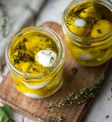 Bolitas de queso de yogur y hierbas en aceite de oliva