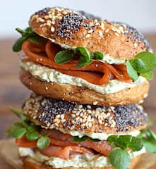 Mini bagels de salmón ahumado