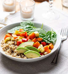 Quinoa con verduras asadas y aguacate