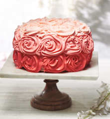 Tarta de piña y coco con frosting de rosas