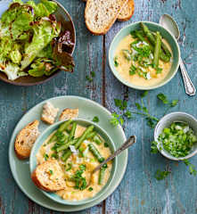 Œufs brouillés aux asperges et oignons verts