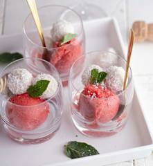 Sorbet prosecco aux fraises et boules de noix de coco