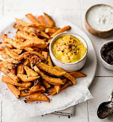 Patate dolci al forno con salse dip (cetriolini, mango, fagioli neri)