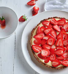 Tarta de crema pastelera y fresas