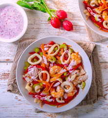 Insalata di mare con salsa allo yogurt e ravanelli