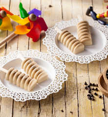 Ghiaccioli cremosi al caffè con gocce di cioccolato