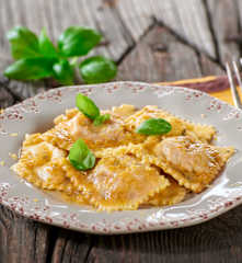 Ravioli con cuore di nduja e pesto di melanzane