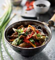 Glasiertes Schweinefleisch mit Vermicelli