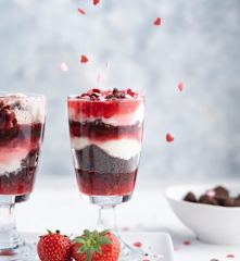 Vasitos de crumble de chocolate y chile, reducción de frutos rojos y nata