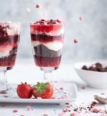 Dessert ai frutti rossi e crumble al cioccolato piccante