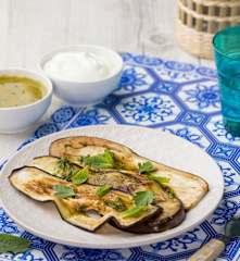 Melanzane grigliate con emulsione e salsa allo yougurt