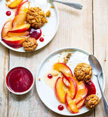 Nectarines rôties, biscuits, coulis de fruits rouges