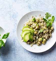 Ensalada de arroz con hierbas aromáticas, frutos secos y aguacate