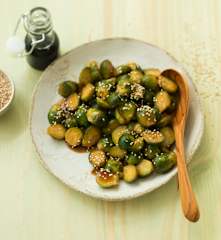 Geschmorte Kohlsprossen mit Sesam