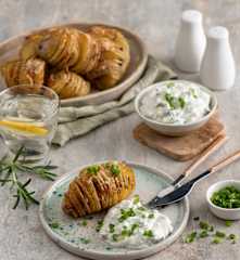 Ziemniaki Hasselback i dip z serem pleśniowym