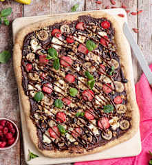 Pizza pełnoziarnista z owocami i kremem orzechowo-kakaowym