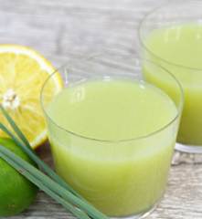 Suco cítrico com capim-santo