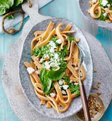 Linsennudeln mit Spinat-Feta-Sauce