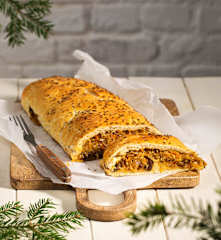 Kulebiak drożdżowy z kapustą i grzybami