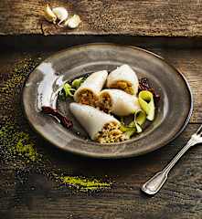 Calamari ripieni di cous cous e gamberoni sottovuoto