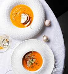 Crema de gambas con rape alangostado