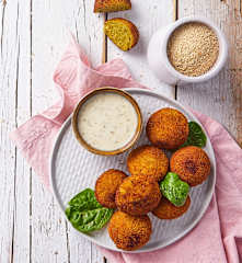 Frittelle di pane speziate con salsa Tzatziki