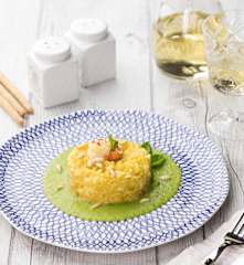 Risotto con gamberetti su crema di piselli