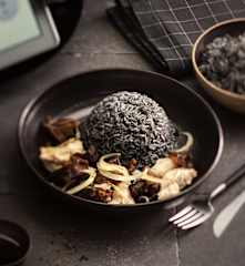 Poulet mariné aux oignons et champignons noirs