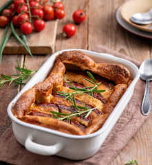 Kiełbasy zapiekane w cieście (Toad in the hole)