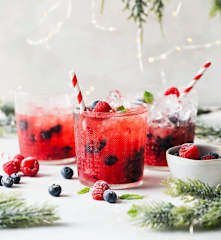 Mocktail de té kombucha con frutos rojos