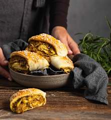 Paszteciki drożdżowe z kapustą i grzybami