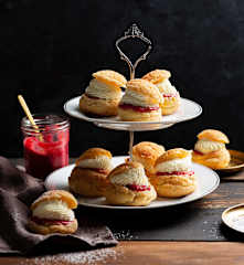 Windbeutel mit Himbeer-Schokoladen-Füllung