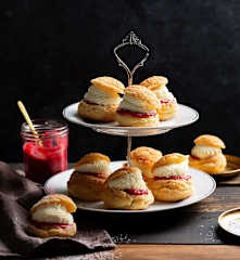 Carachoux - větrníky s krustou, malinovou náplní a krémem z bílé čokolády