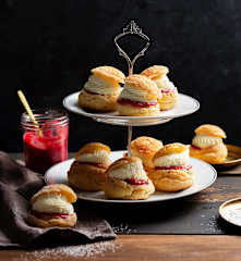 Bignè craquelin ai lamponi e cioccolato bianco