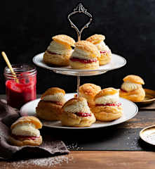 菠蘿泡芙、覆盆子餡和白巧克力鮮奶油