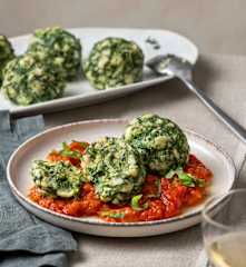 Spinatknödel auf Tomatenragout
