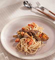 Espaguetis con setas, alcachofas y carabineros