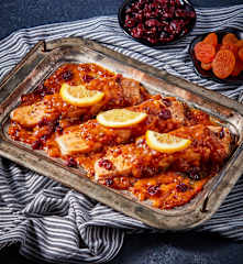 Salmón en salsa de naranja y frutas deshidratadas