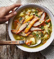 Soupe au chou, carotte, pommes de terre et haddock fumé