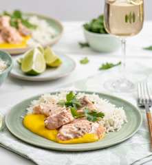 Łosoś w sosie mango curry z ziołowym ryżem