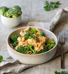 Makaron z brokułami i kurczakiem w sosie orzechowym