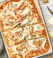 Pizza mit Gorgonzola, Speck, Birnen, Honig und Walnüssen