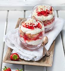 Erdbeer-Kokos-Dessert mit Haferkeksen