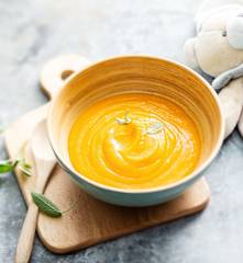 Zuppa cremosa di zucca e salvia