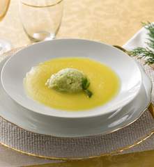 Sopa dulce de piña y coco con sorbete de manzana, lima y menta