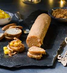 Turrón de foie, cebolla frita y mango