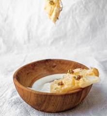 Szparagi w tempurze z serowym fondue